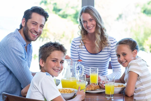 Glückliche Familie beim gemeinsamen Frühstück — Stockfoto