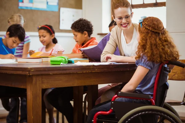 Enseignant aidant un élève handicapé — Photo