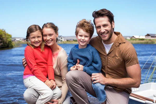 Glückliche Eltern mit ihren Kindern — Stockfoto