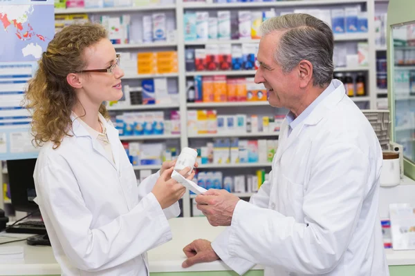 Apothekers samen praten over medicatie — Stockfoto