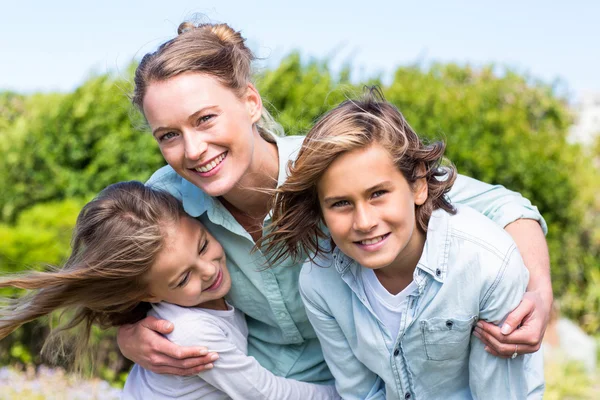 Madre feliz con sus hijos — Foto de Stock