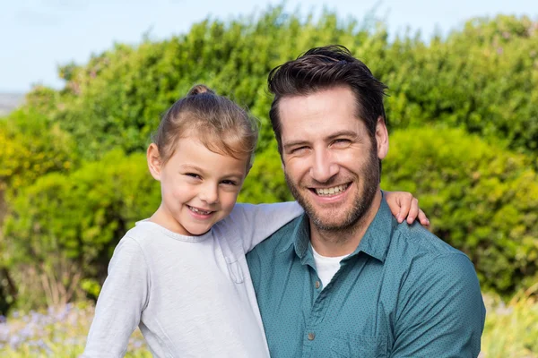 Padre e figlia sorridenti alla macchina fotografica — Foto Stock