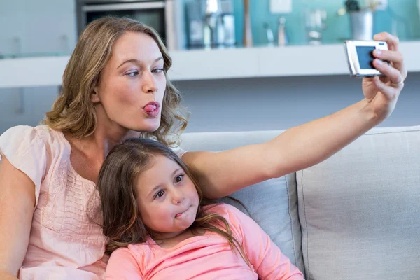 Mãe e filha felizes tomando selfie — Fotografia de Stock