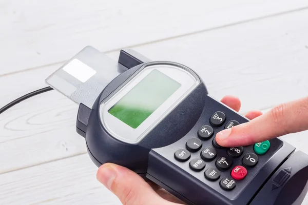 Mann gibt seinen Pin am Terminal ein — Stockfoto