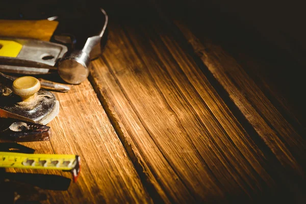 Herramientas de bricolaje dispuestas en la mesa — Foto de Stock