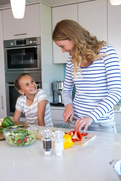 Família feliz preparando o almoço juntos — Fotografia de Stock