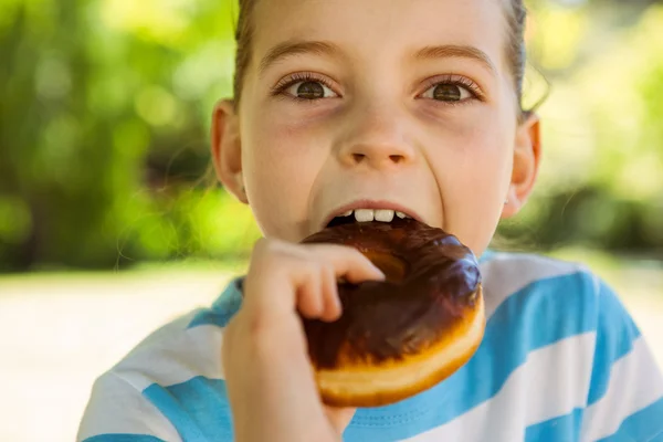 Carino bambina mangiare ciambella — Foto Stock