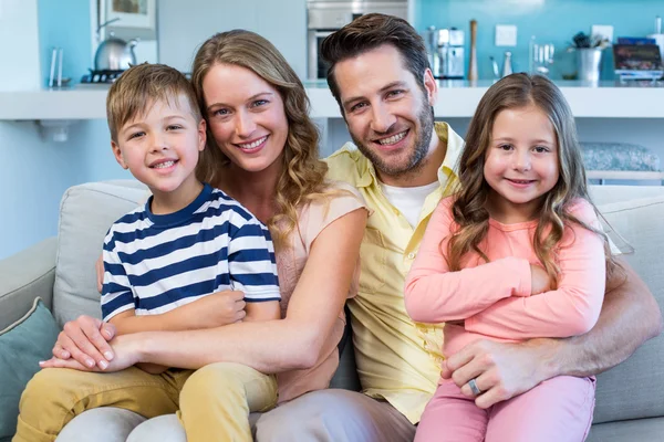 Família feliz no sofá — Fotografia de Stock