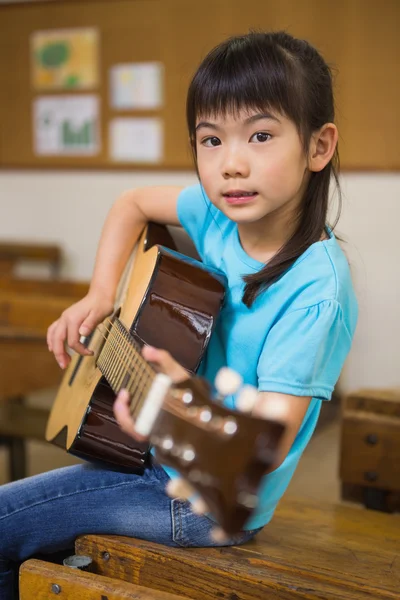 Söta eleven spela gitarr — Stockfoto