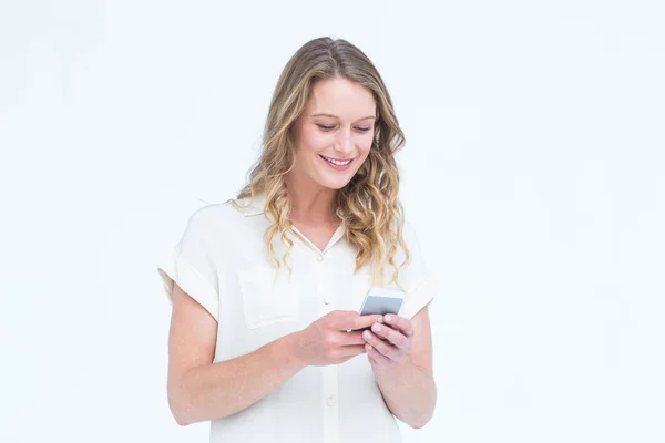 Mujer sonriente usando smartphone — Foto de Stock