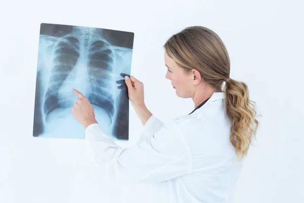 Zaměřený lékař při pohledu na xray — Stock fotografie