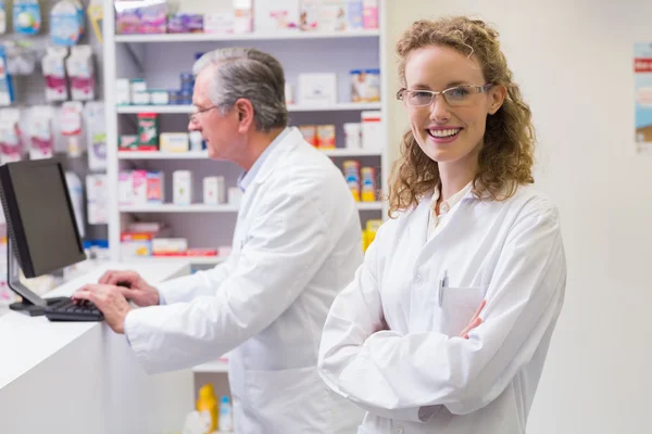 Farmacista sorridente alla macchina fotografica — Foto Stock