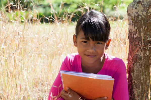 Linda niña leyendo en el parque —  Fotos de Stock