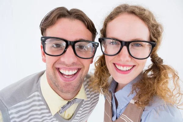 Gelukkig geeky hipster glimlachen op camera — Stockfoto
