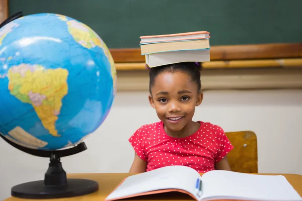 Schattig leerling houden boeken over haar hoofd — Stockfoto