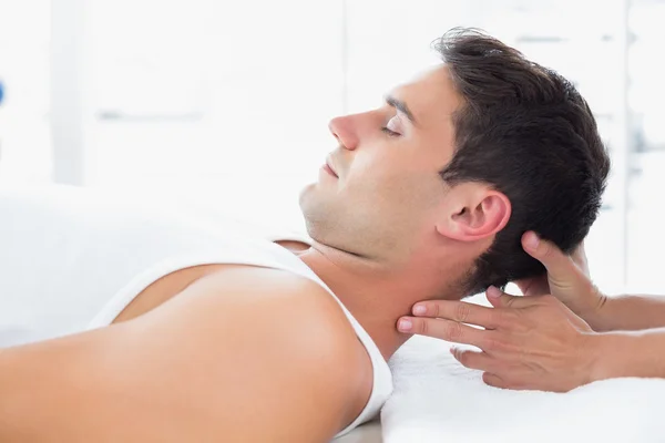 Man ontvangende nek massage — Stockfoto