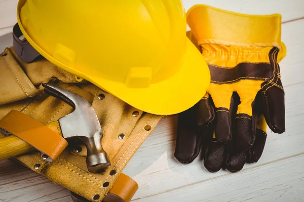 Hard hat and protective gloves — Stock Photo, Image