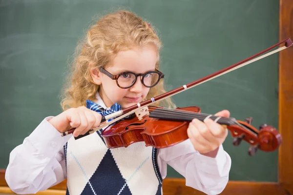 Симпатичный ученик играет на скрипке — стоковое фото