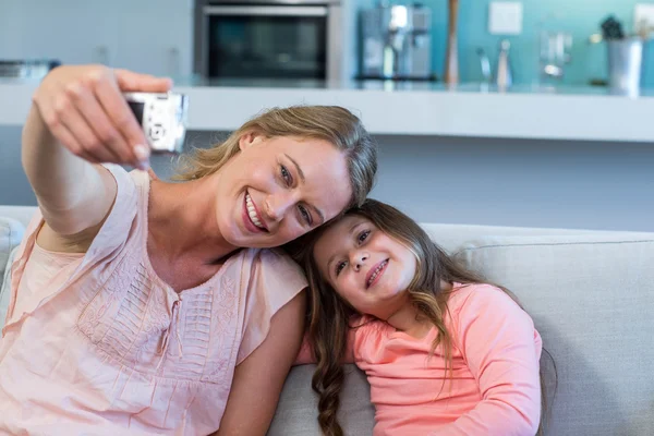 Happy mother and daughter on the couch — Stock Photo, Image