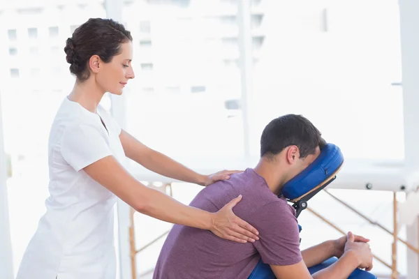 Hombre teniendo masaje de espalda — Foto de Stock