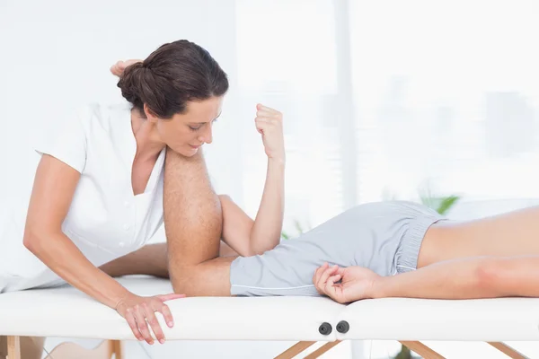 Physiotherapist doing leg massage — Stock Photo, Image