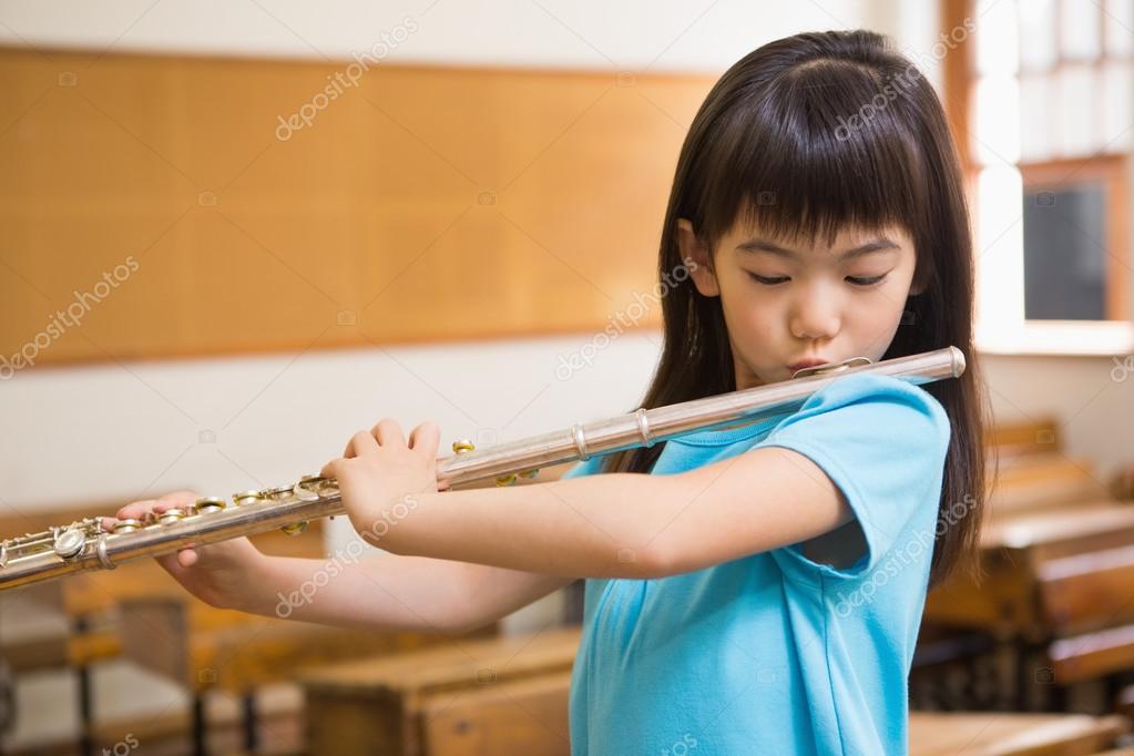 かわいい生徒の教室でフルートを演奏 ストック写真 C Wavebreakmedia かわいい生徒の教室でフルートを演奏 ストック写真 C Wavebreakmedia