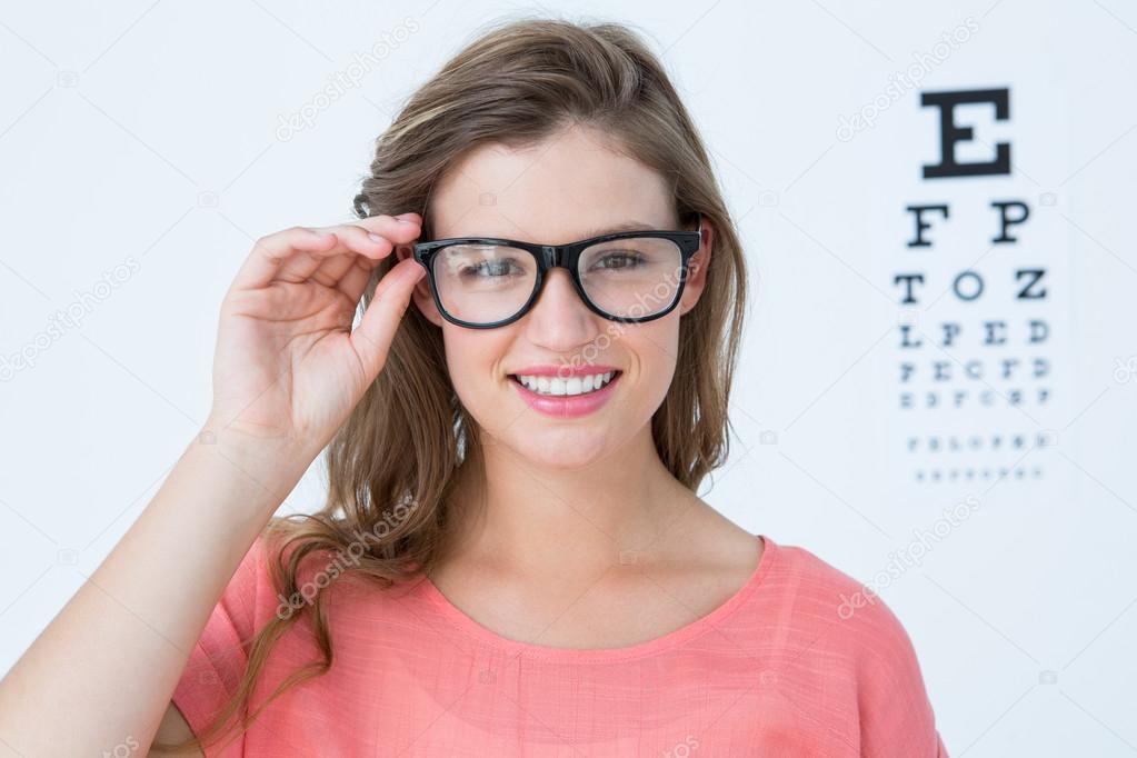 Mujer Probando Diferentes Marcos Para Lentes Recetados En El óptico
