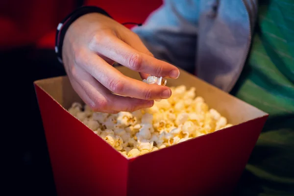 Člověk jíst popcorn — Stock fotografie