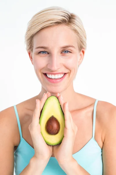Привлекательная женщина с половиной авокадо — стоковое фото