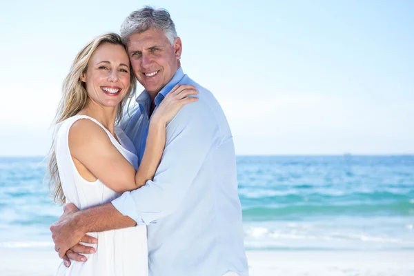 Pareja abrazándose en la playa —  Fotos de Stock