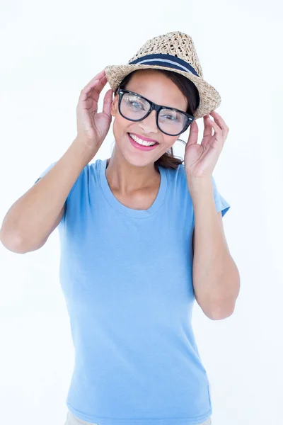 Mujer morena feliz sosteniendo su sombrero — Foto de Stock