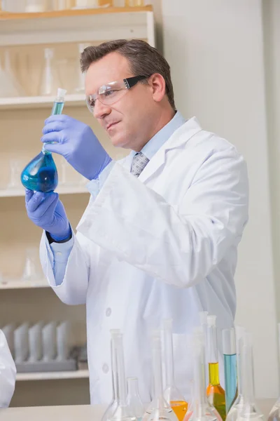 Scienziato che esamina il precipitato blu nel fornaio — Foto Stock