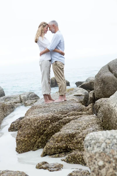 Couple heureux debout sur le rocher — Photo