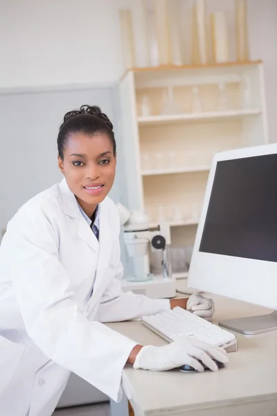 Lachende wetenschapper in laboratorium — Stockfoto