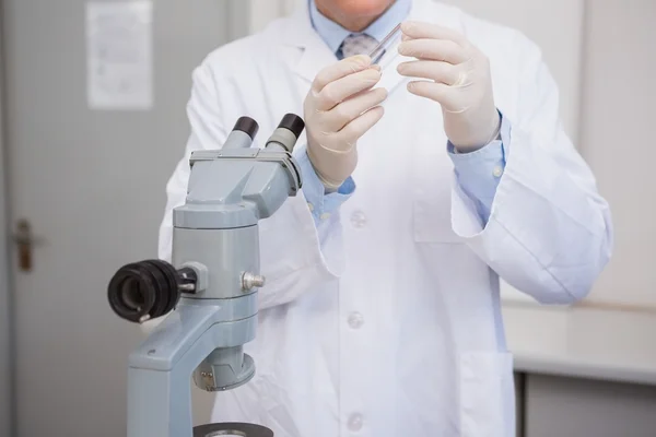 Científico examinando diapositiva — Foto de Stock