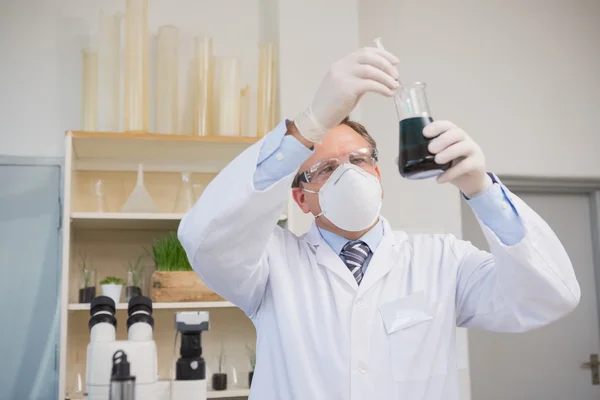 Scientist doing experimentations in flask — Stock Photo, Image