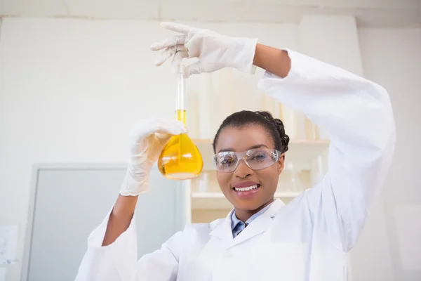 Vetenskapsmannen undersöker petriskål med orange vätska — Stockfoto