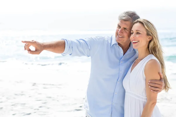 Couple standing by the sea — Stock Photo, Image
