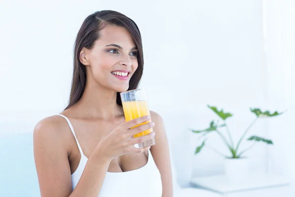 Mulher feliz segurando vidro de suco — Fotografia de Stock