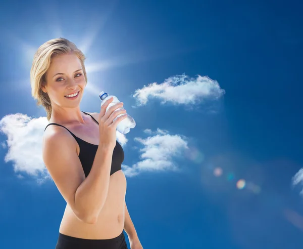 Imagen compuesta de agua potable rubia en forma — Foto de Stock