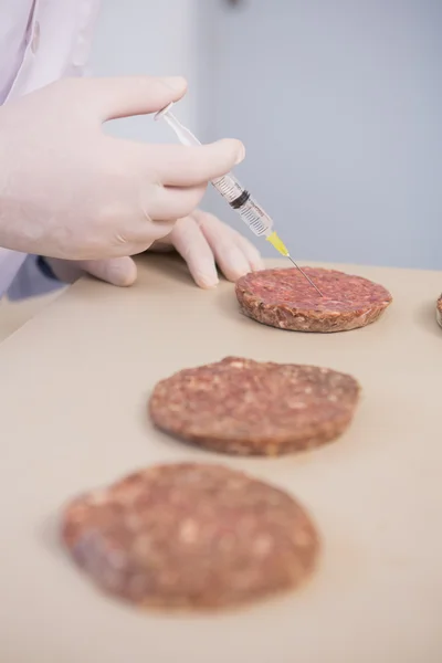 Scientist injecting beefsteaks — Stock Photo, Image