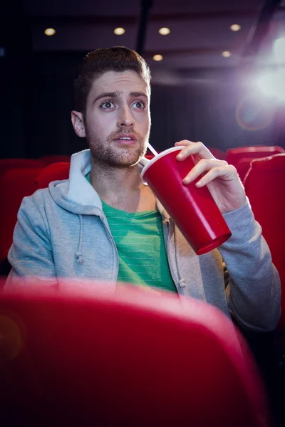 Junger Mann schaut sich einen Film an — Stockfoto