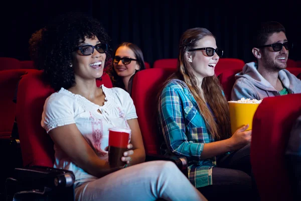 Jonge vrienden kijken naar een 3D-film — Stockfoto