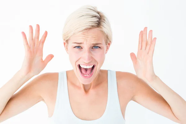 Rozzlobený blondýna křičí s rukama nahoru — Stock fotografie