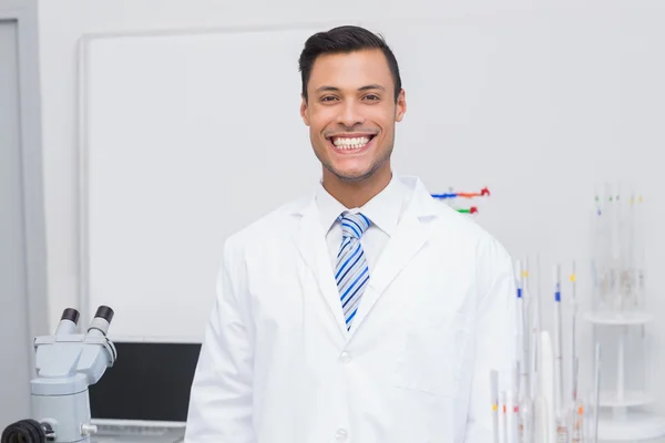 Cientista feliz sorrindo para a câmera — Fotografia de Stock