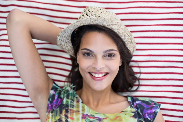 Sonriente hermosa morena acostada en la manta —  Fotos de Stock