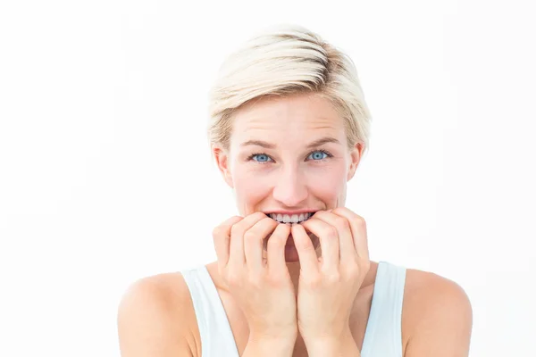 Nervöse Frau beißt in die Fingernägel und schaut in die Kamera — Stockfoto