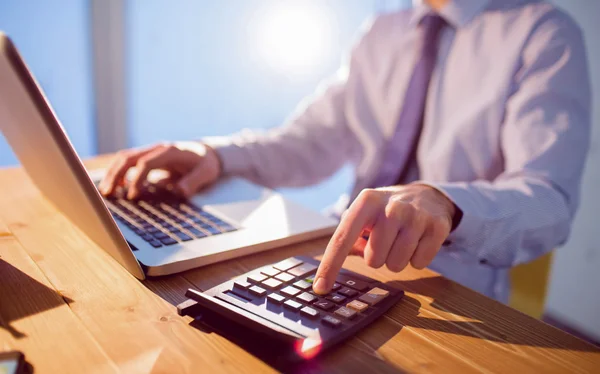 Geschäftsmann nutzt Laptop am Schreibtisch — Stockfoto