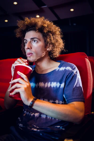 Joven viendo una película y bebiendo refrescos — Foto de Stock