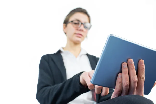 Affärskvinna med hjälp av en TabletPC — Stockfoto